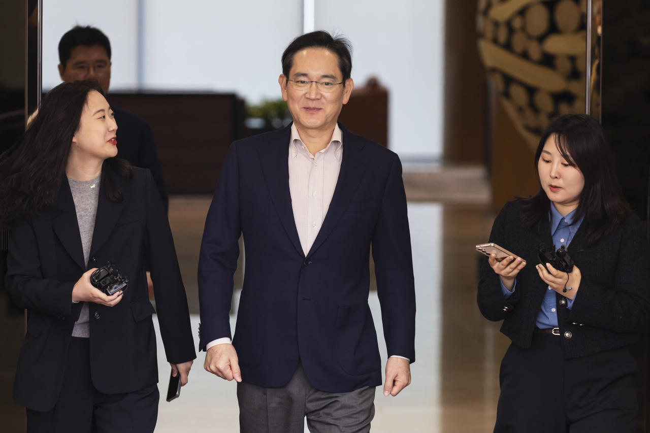 일본 출장을 마친 이재용 삼성전자 회장이 지난달 9일 강서구 서울김포비즈니스항공센터(SGBAC)를 통해 귀국하고 있다. [연합]