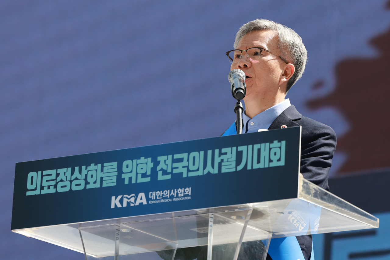 김택우 대한의사협회장이 지난달 서울 중구 숭례문 인근 세종대로에서 열린 ‘의료정상화를 위한 전국의사궐기대회’에서 대회사하고 있는 모습. [연합뉴스]