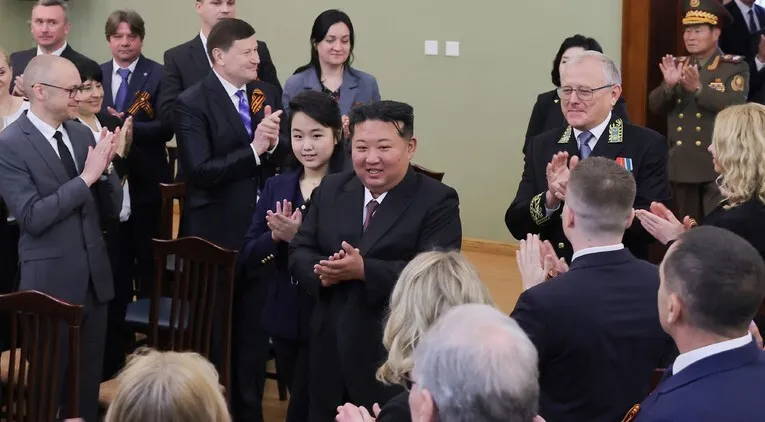 김정은 북한 국무위원장이 소련의 제2차 세계대전 승리(전승절) 80주년을 맞아 9일 오전 딸 주애와 함께 평양 주재 러시아 대사관을 방문했다고 조선중앙통신이 9일 보도했다. [연합]