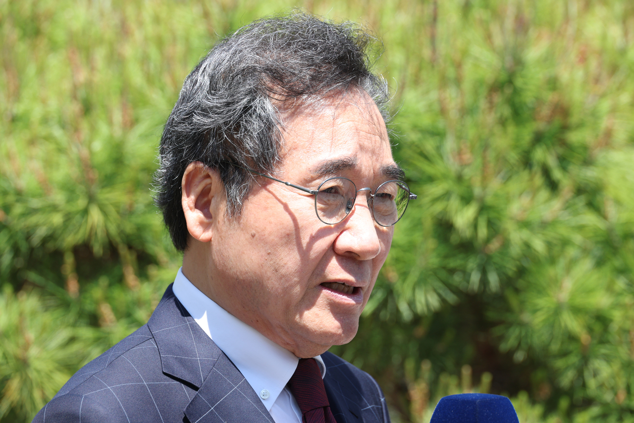 새미래민주당 이낙연 상임고문이 2일 대구 북구 침산동 한 식당 앞에서 인터뷰를 하고 있다. [연합]