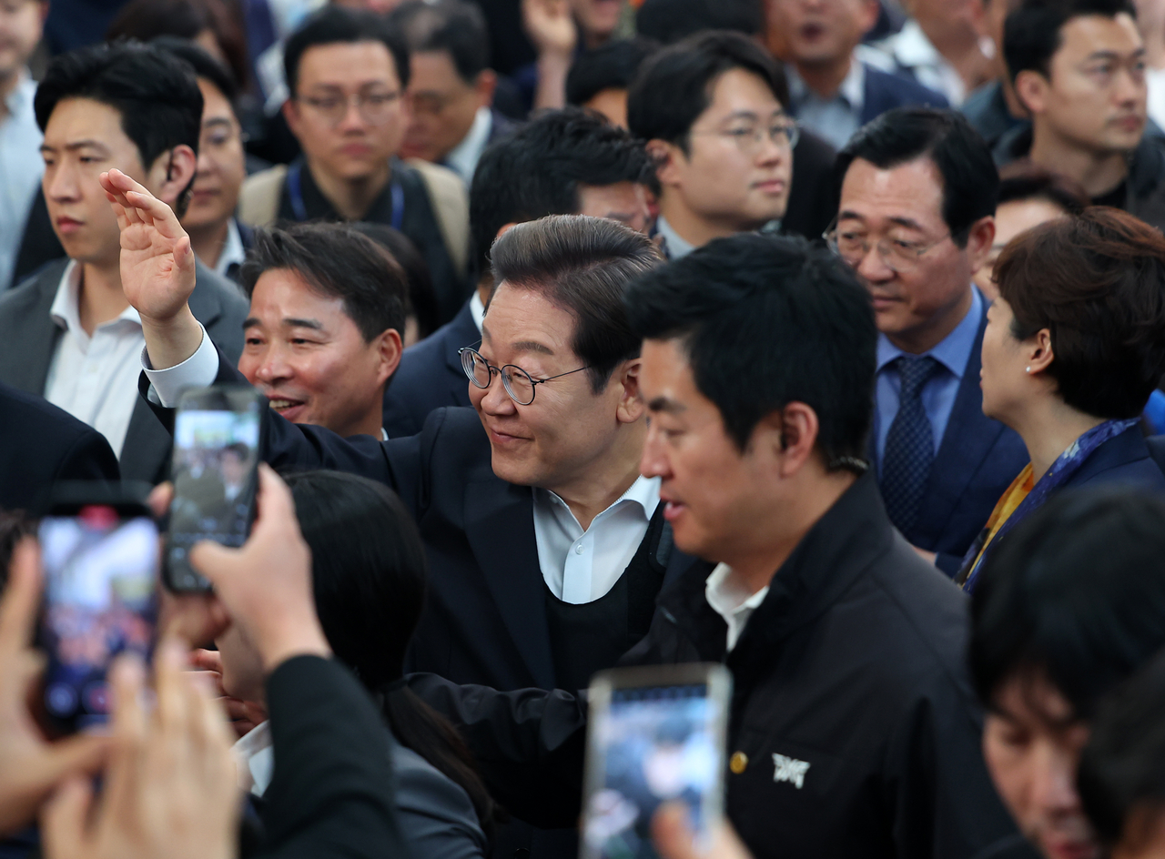 영남 신라벨트 골목골목 경청투어에 나선 더불어민주당 이재명 대선 후보가 10일 경남 의령군 의령전통시장에서 지지자들에게 인사하고 있다. [연합뉴스]