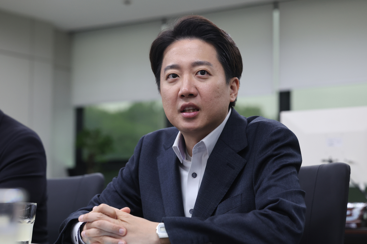 이준석 개혁신당 대선후보가 9일 서울 서초구 한국교원단체총연합회(교총)에서 이뤄진 강주호 교총 회장과의 면담에서 발언하고 있다. [연합]