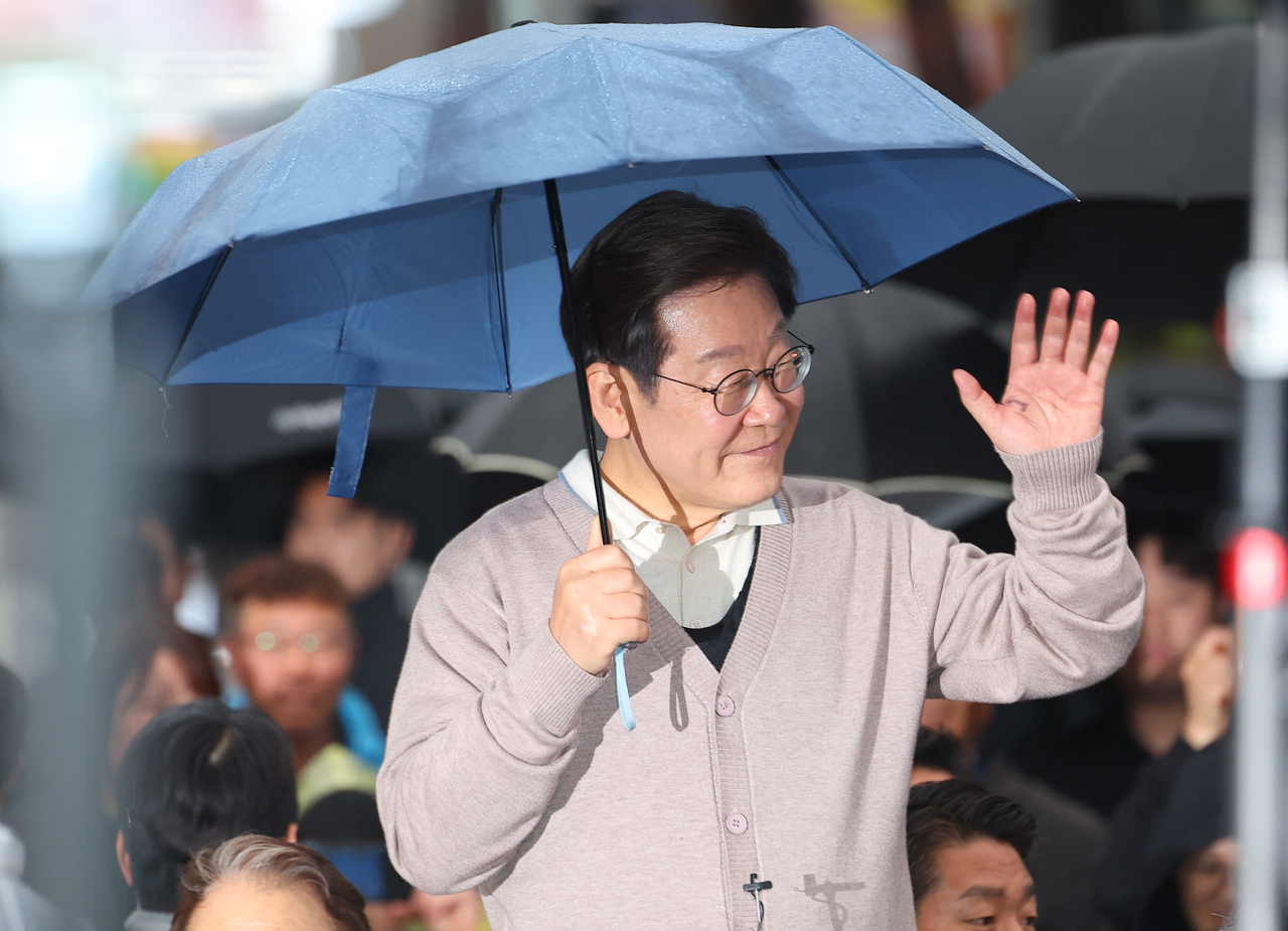 이재명 더불어민주당 대선 후보가 제3차 골목골목 경청투어로 경북지역 방문에 나선 9일 경북 고령군 대가야역사공원에서 지지자들을 향해 인사하고 있다. [연합]