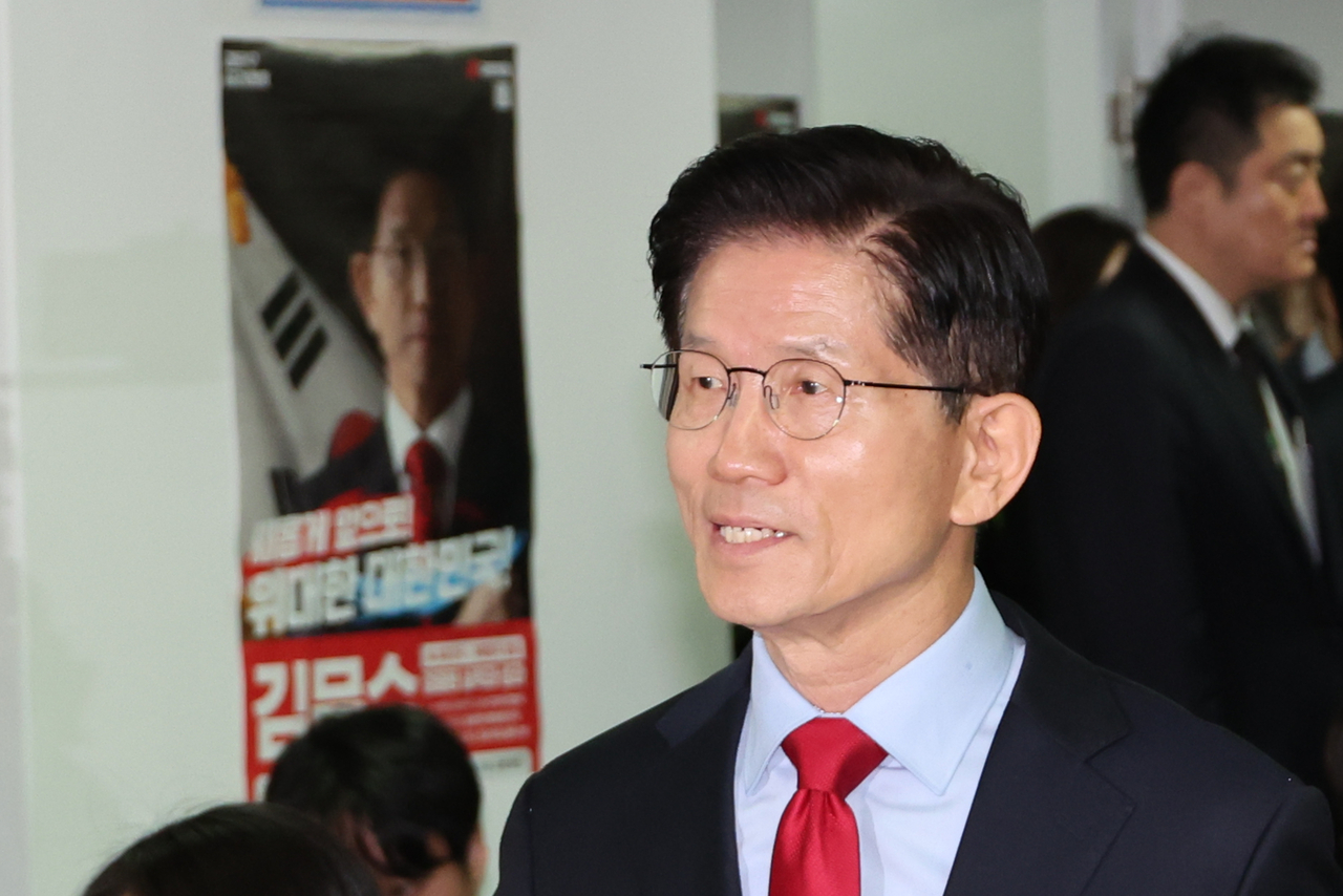 국민의힘 김문수 대선 후보가 10일 서울 여의도 캠프 사무실에서 사상 초유의 대선 후보 교체 강행에 대한 입장을 밝히기 위해 긴급 기자회견에 나서고 있다. [연합]