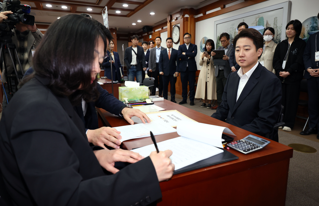 개혁신당 이준석 대선 후보가 10일 경기도 과천 중앙선거관리위원회에서 제21대 대통령 선거 후보 등록을 하는 모습. [연합뉴스]