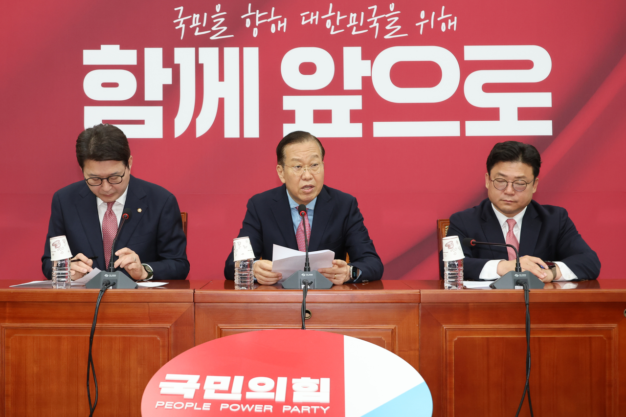권영세 국민의힘 비상대책위원장이 10일 서울 여의도 국회에서 사상 초유의 대선 후보 교체에 대한 입장을 밝히고 있다. [연합]