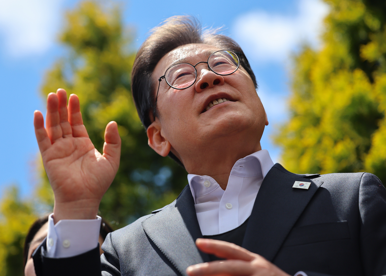 영남 신라벨트 골목골목 경청투어에 나선 이재명 더불어민주당  대선 후보가 10일 경남 함안군 가야전통시장을 찾아 즉흥 연설을 하고 있다. [연합]