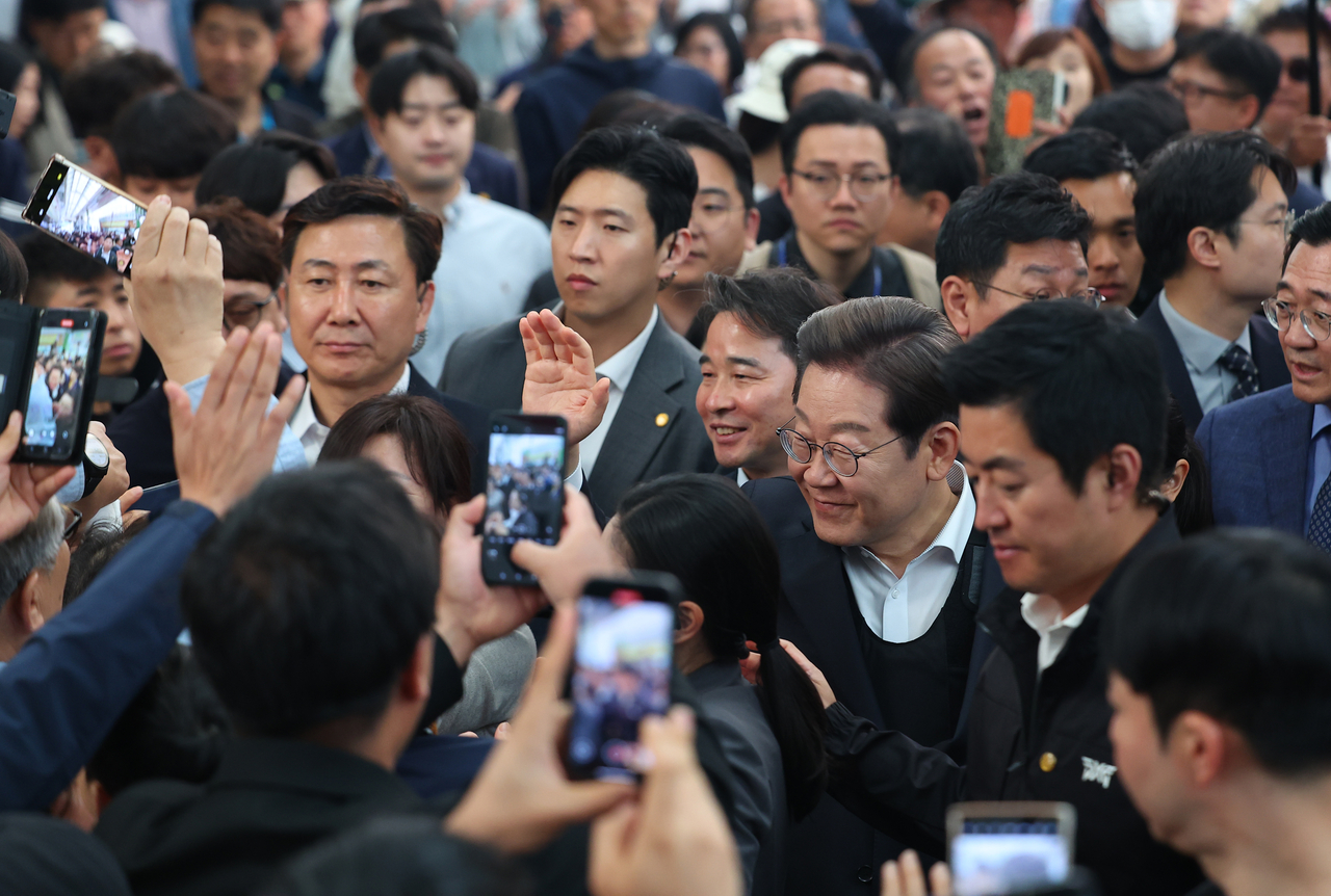 영남 신라벨트 골목골목 경청투어에 나선 이재명 더불어민주당 대선 후보가 10일 경남 의령군 의령전통시장에서 지지자들에게 인사하고 있다. [연합]