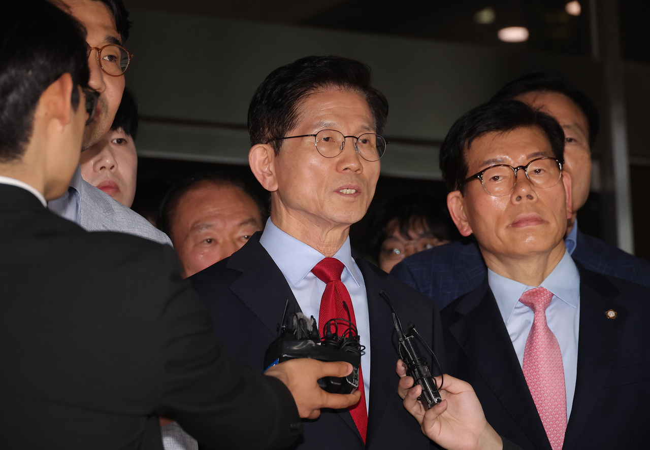 국민의힘 김문수 대선 후보가 10일 서울 양천구 서울남부지방법원에서 열린 당의 후보 선출 취소 가처분신청 사건 심문 기일에 출석한 뒤 법정을 나서며 발언하고 있다. [연합]