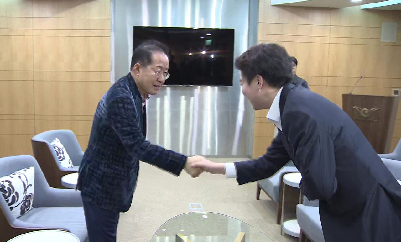 미국으로 출국하는 홍준표 전 대구시장이 10일 인천국제공항 귀빈실에 배웅 나온 이준석 개혁신당 대선 후보를 만나고 있다. [연합뉴스]