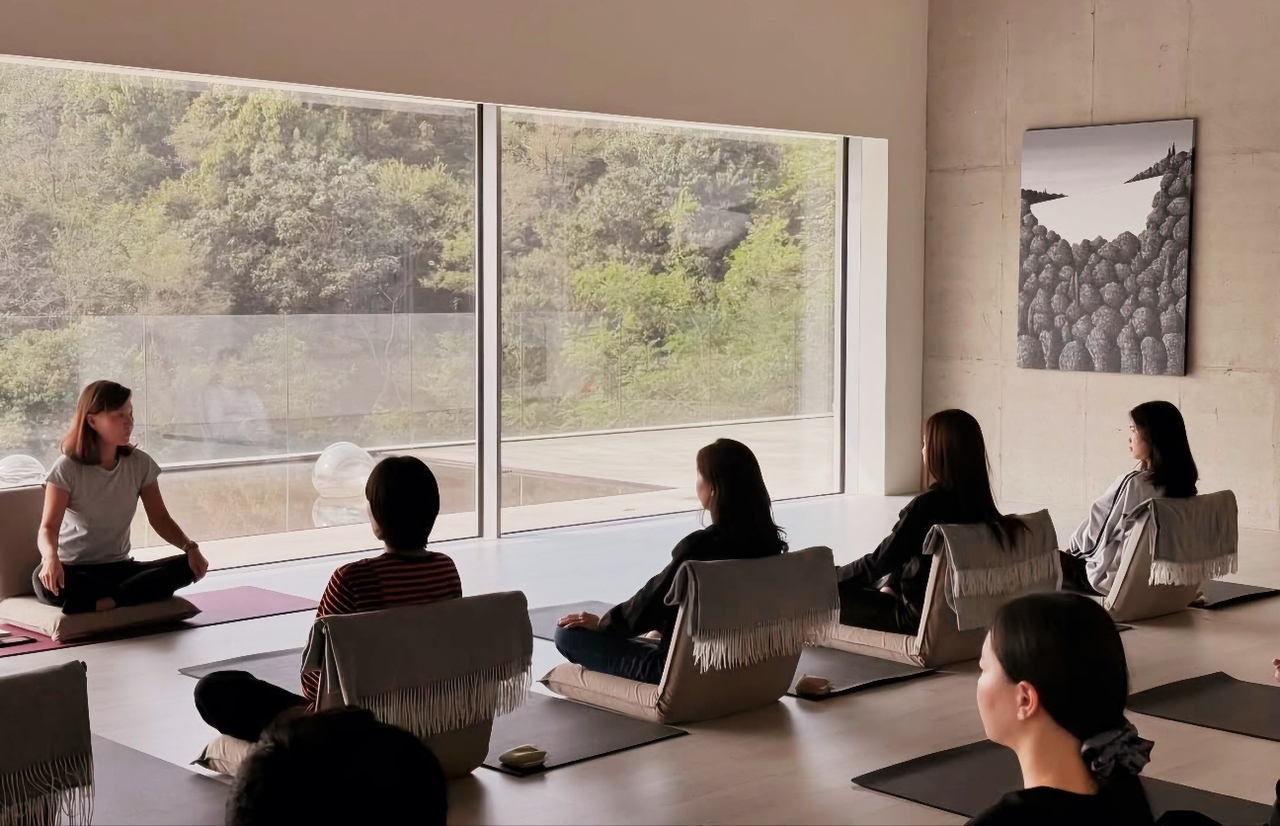 Guests take part in a meditation session at Trivium (Trivium)