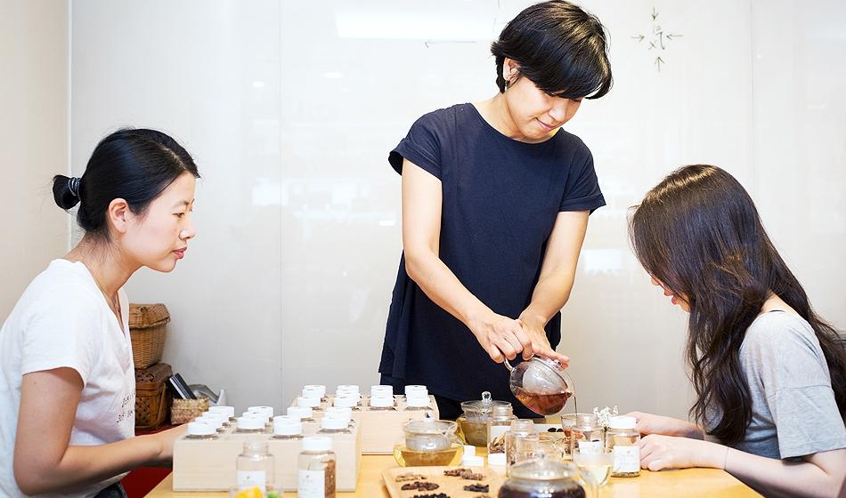 Visitors participate in tea therapy at Tea Therapy in Seoul. (Tea Therapy)