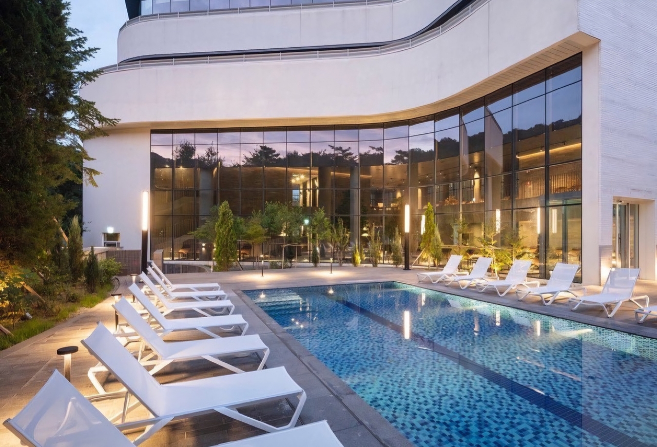 An outdoor swimming pool at Heidi Haus in Seocho-gu, Seoul (Heidi Haus)