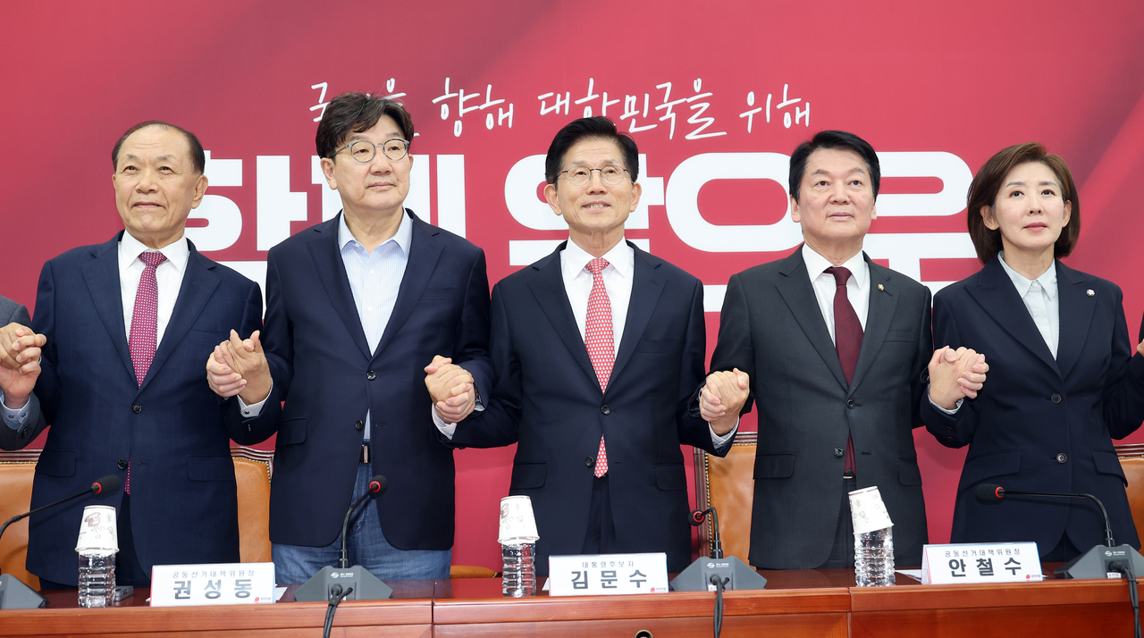 People Power Party’s presidential candidate Kim Moon-soo (center) poses for a photo with floor leader Rep. Kweon Seong-dong (second from left) and other lawmakers during a central election committee meeting at the National Assembly in Seoul on Sunday. Yonhap