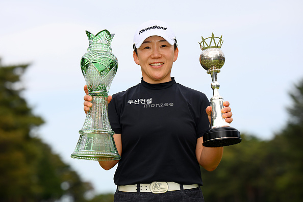 신지애가 11일 일본여자프로골프(JLPGA) 투어 메이저 대회인 월드 레이디스 챔피언십 살롱파스컵에서 정상에 오른 뒤 협회에서 주는 우승컵과 스폰서에서 주는 살롱파스컵을 양손에 들고 환하게 웃고 있다.  [게티이미지]