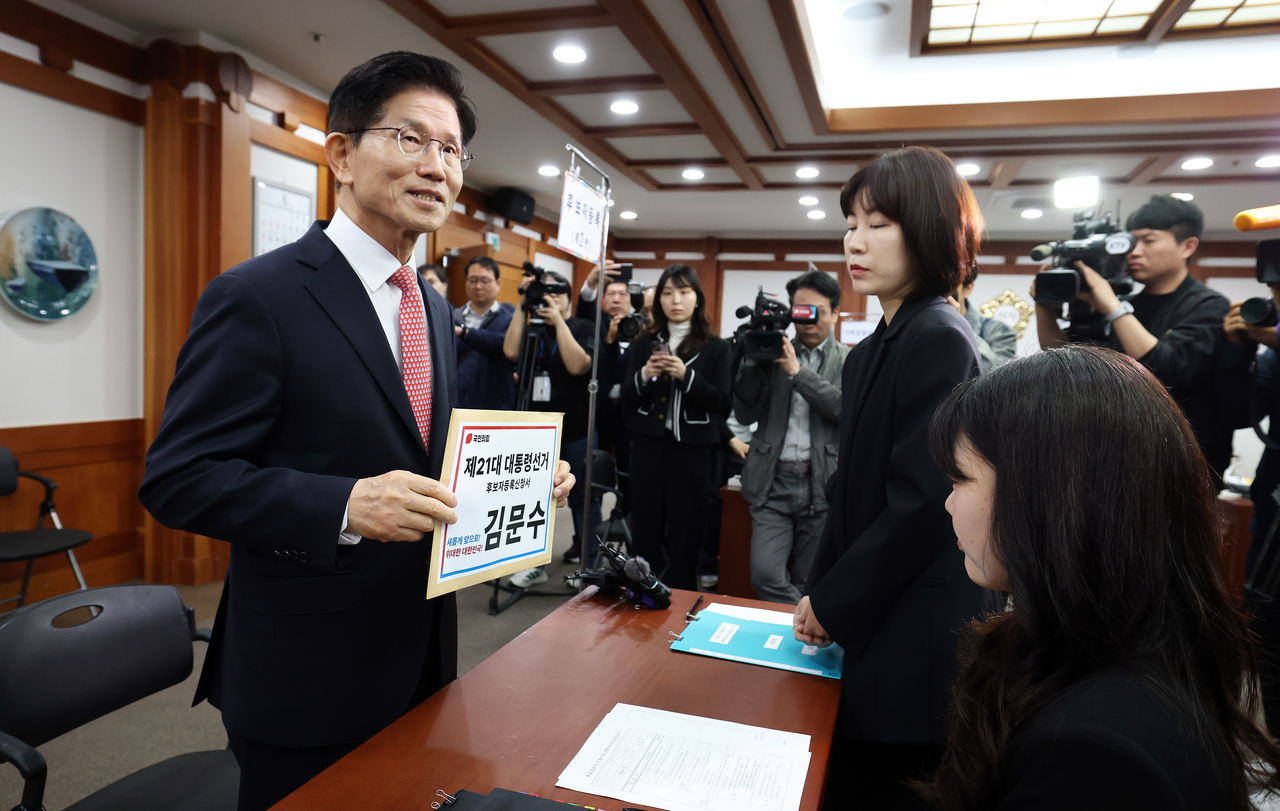 The People Power Party's presidential candidate Kim Moon-soo registers his candidacy with the National Election Commission in Gwacheon on Sunday. (Yonhap)