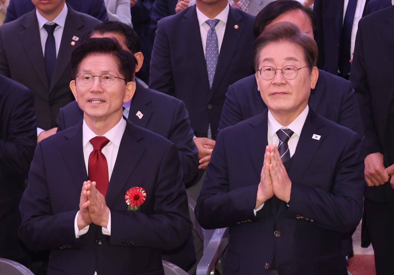 더불어민주당 이재명 대선 후보(오른쪽)와 국민의힘 김문수 대선 후보가 5월 5일 서울 종로구 조계사에서 열린 불기 2569년 부처님오신날 봉축법요식에서 합장하고 있다. [연합]