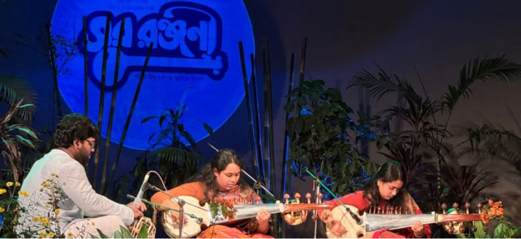 Fuljhuri Sisters' Ilham Fuljhuri Khan and Isra Fuljhuri Khan perform on stage.   (Daily Star)