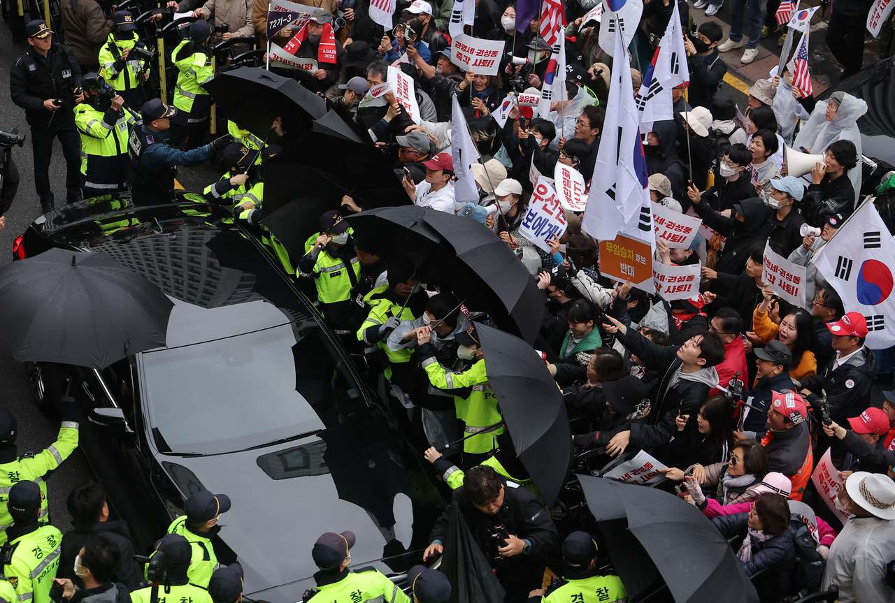 Supporters of Kim protest outside the People Power Party's headquarters in Yeouido, Seoul, on May 10. (Yonhap)