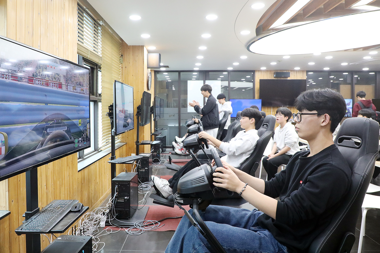 학생들이 기계공학과 글로벌존에서 모빌리티 시뮬레이터를 체험하고 있다.[영남이공대 제공]