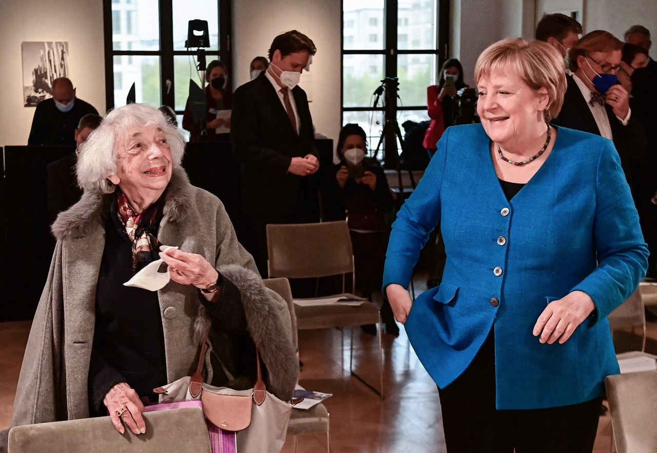 Then German Chancellor Angela Merkel (right) and Holocaust survivor Margot Friedlaender greet each other at the Margot Friedlaender Prize 2021 award ceremony to honor young commitment against anti-Semitism, in Berlin, Sept. 20, 2021.   (AFP-Yonhap)