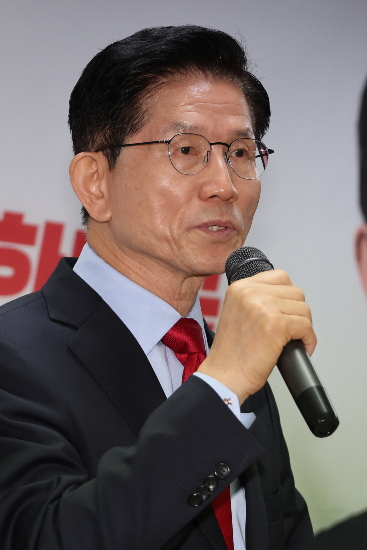 국민의힘 김문수 대선 후보가 10일 서울 여의도 캠프 사무실에서 긴급 기자회견을 열어 당 지도부 주도의 사상 초유 대선 후보 교체 강행에 대한 입장을 밝히고 있다. [연합]