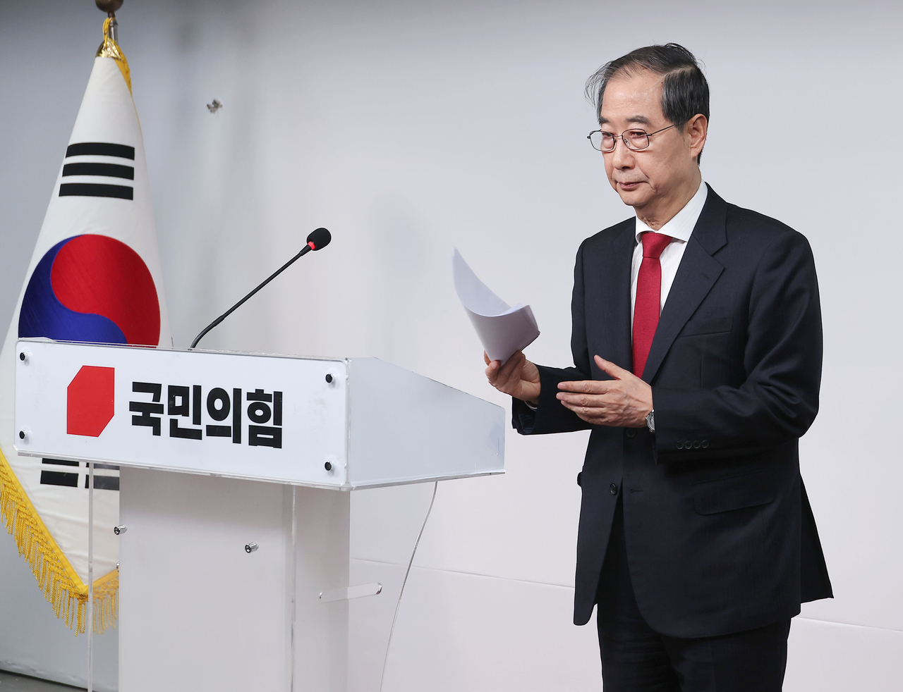 사진은 한덕수 대선 예비후보가 10일 서울 여의도 국민의힘 중앙당사에서 긴급 기자회견을 마친 뒤 이동하는 모습 [연합]