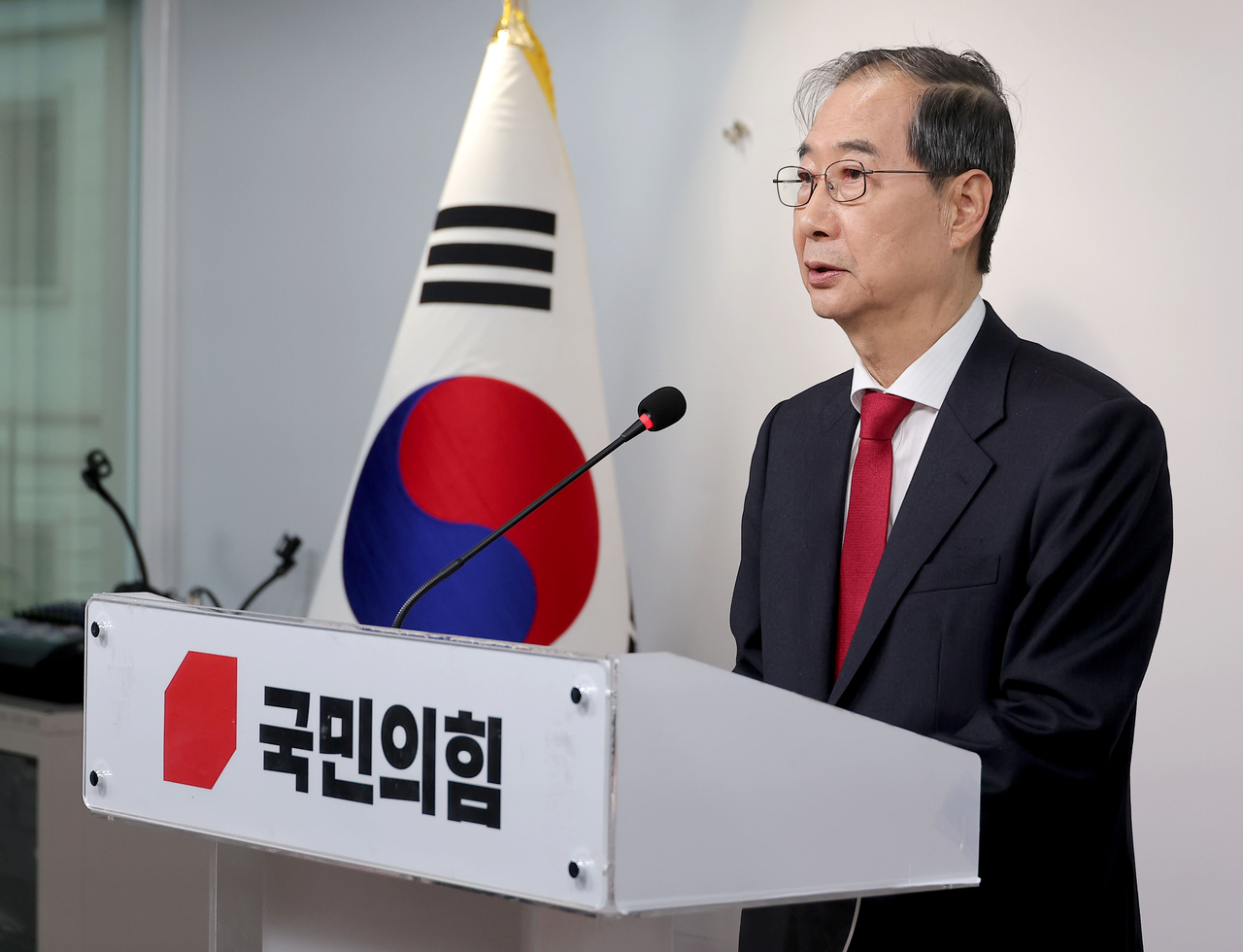 한덕수 대선 예비후보가 10일 서울 여의도 국민의힘 중앙당사에서 긴급 기자회견을 하고 있다. [연합]