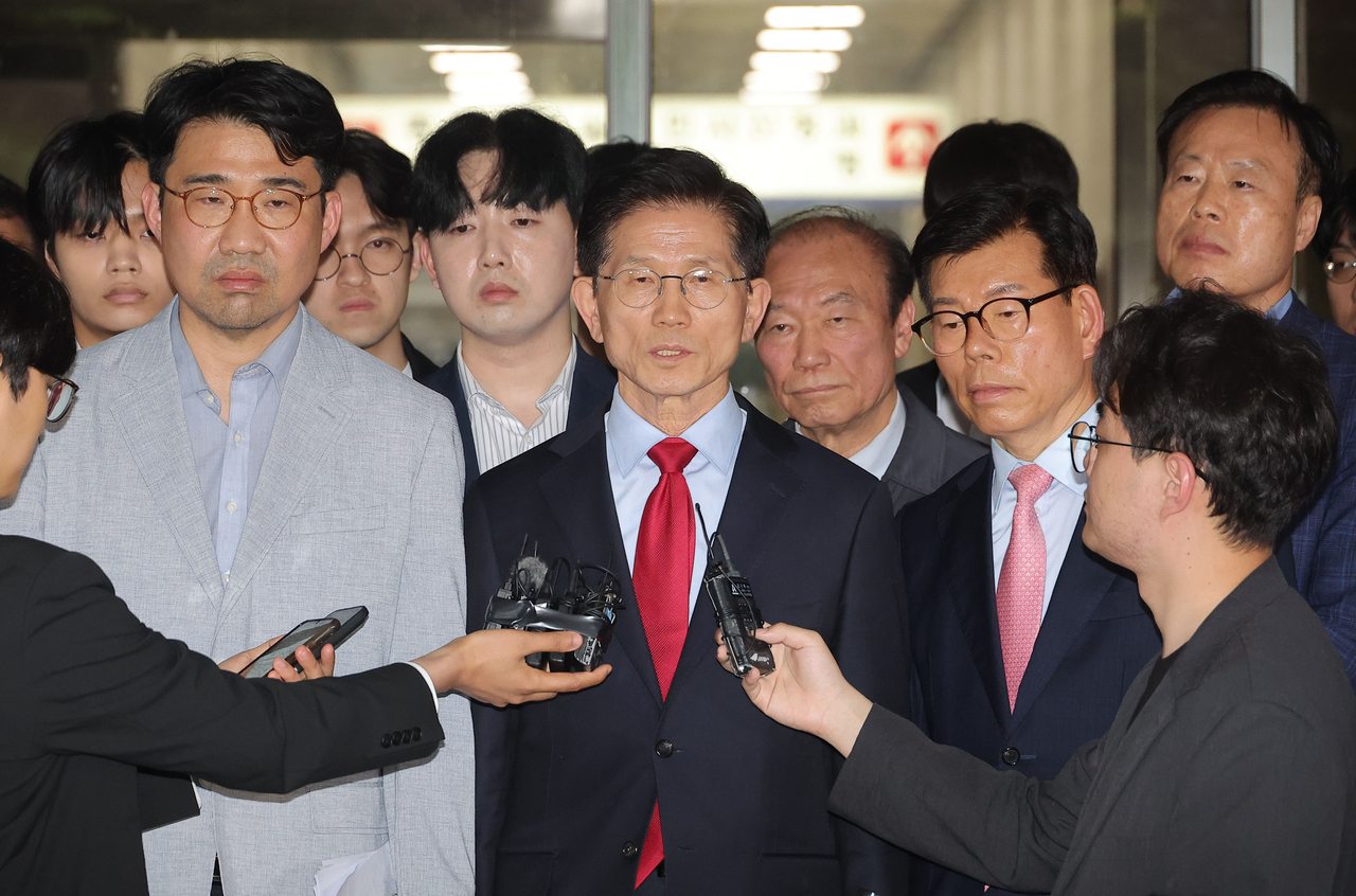 김문수 국민의힘 대선 후보가 10일 서울 양천구 서울남부지방법원에서 열린 당의 후보 선출 취소 가처분신청 사건 심문 기일에 출석한 뒤 법정을 나서며 발언하고 있다. [연합]