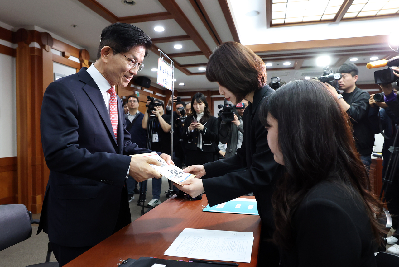 Kim submits his application to run as the People Power Party's sole presidential candidate in the June 3 election at the National Election Commission office in Gwacheon, just south of Seoul, on Sunday. (Yonhap)