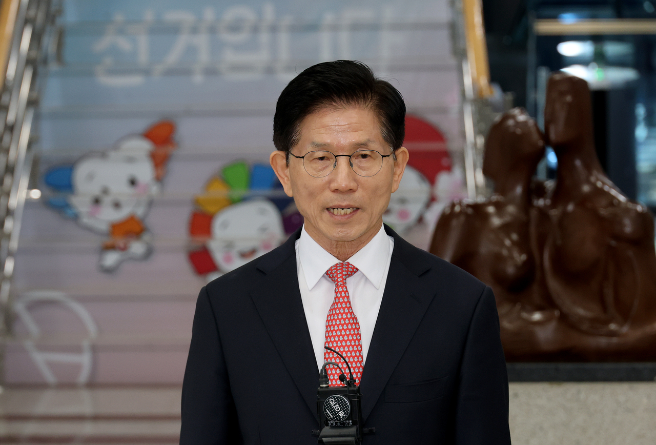 국민의힘 김문수 대선 후보가 11일 경기도 과천 중앙선거관리위원회에서 제21대 대통령선거 후보 등록 후 취재진 질문에 답하고 있다. <연합>