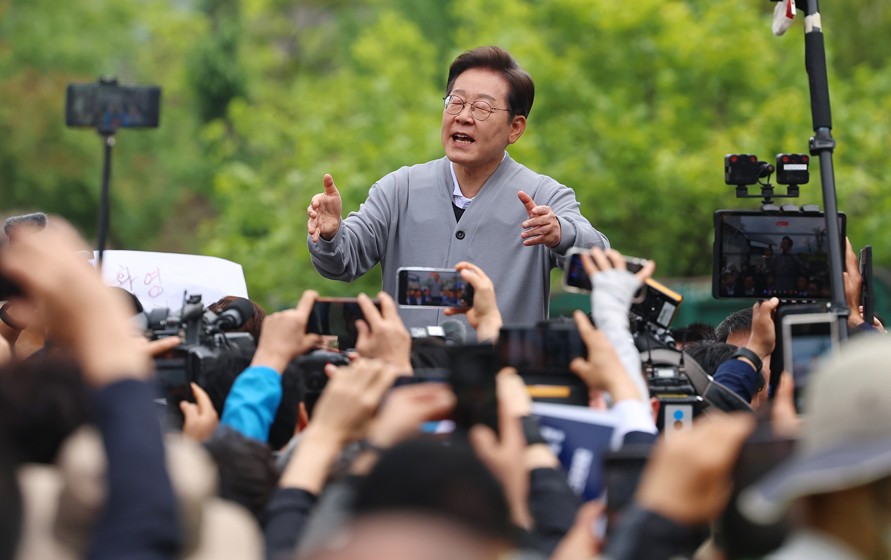 남도문화벨트 골목골목 경청투어에 나선 이재명 더불어민주당 대선 후보가 11일 전남 화순군 화순읍을 방문해 연설을 하고 있다. [연합]