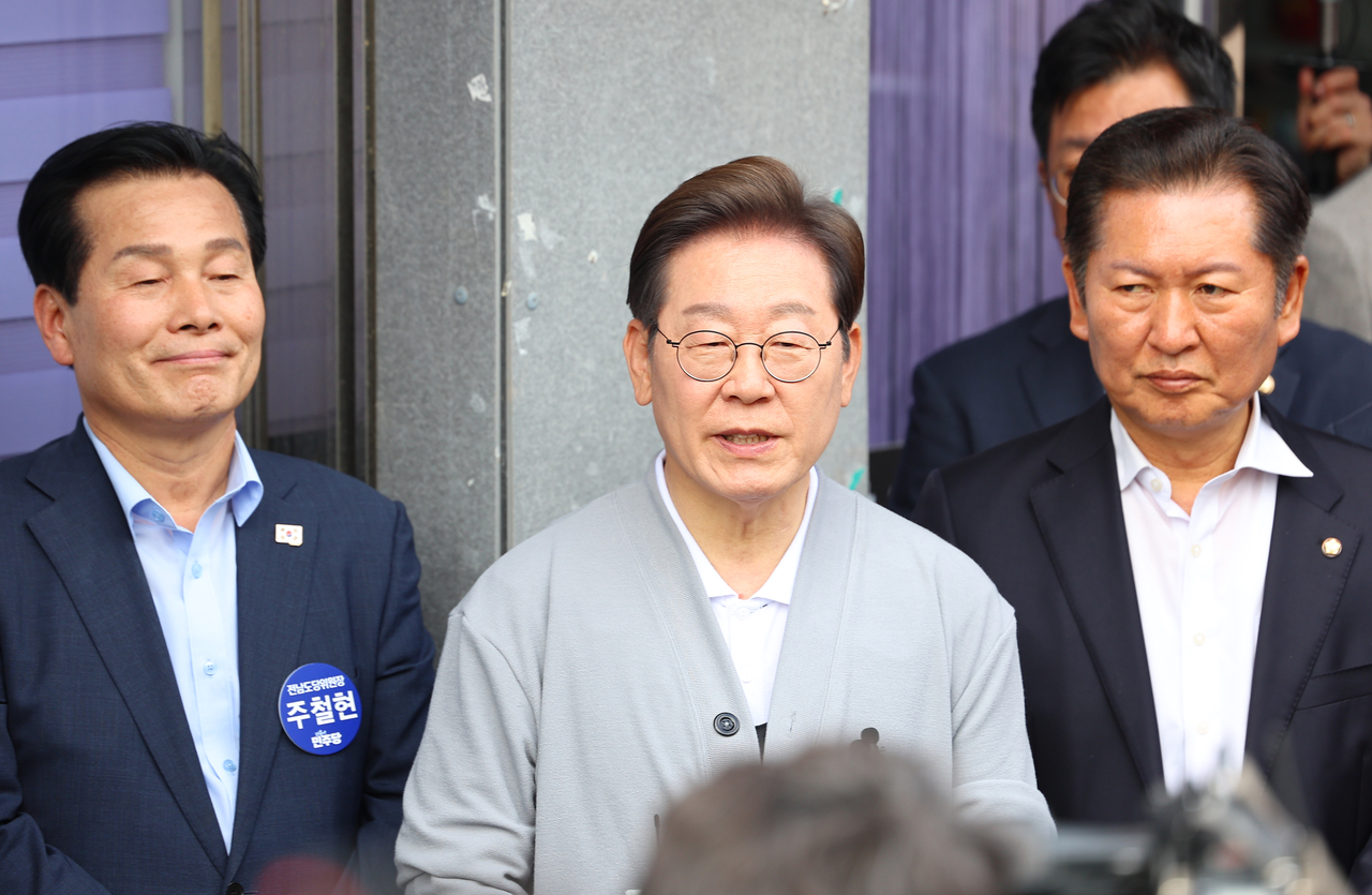 남도문화벨트 골목골목 경청투어에 나선 더불어민주당 이재명 대선 후보가 11일 전남 영암군 학산면 독천낙지거리에서 일정을 마친 뒤 취재진을 상대로 백브리핑을 하고 있다. <연합>