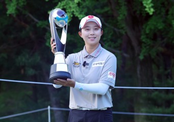 김효주가 11일 경기도 고양시 뉴코리아CC에서 열린 레이디스 유러피언투어(LET) 아람코 코리아 챔피언십에서 정상에 오른 뒤 우승컵을 들고 있다.  [연합]