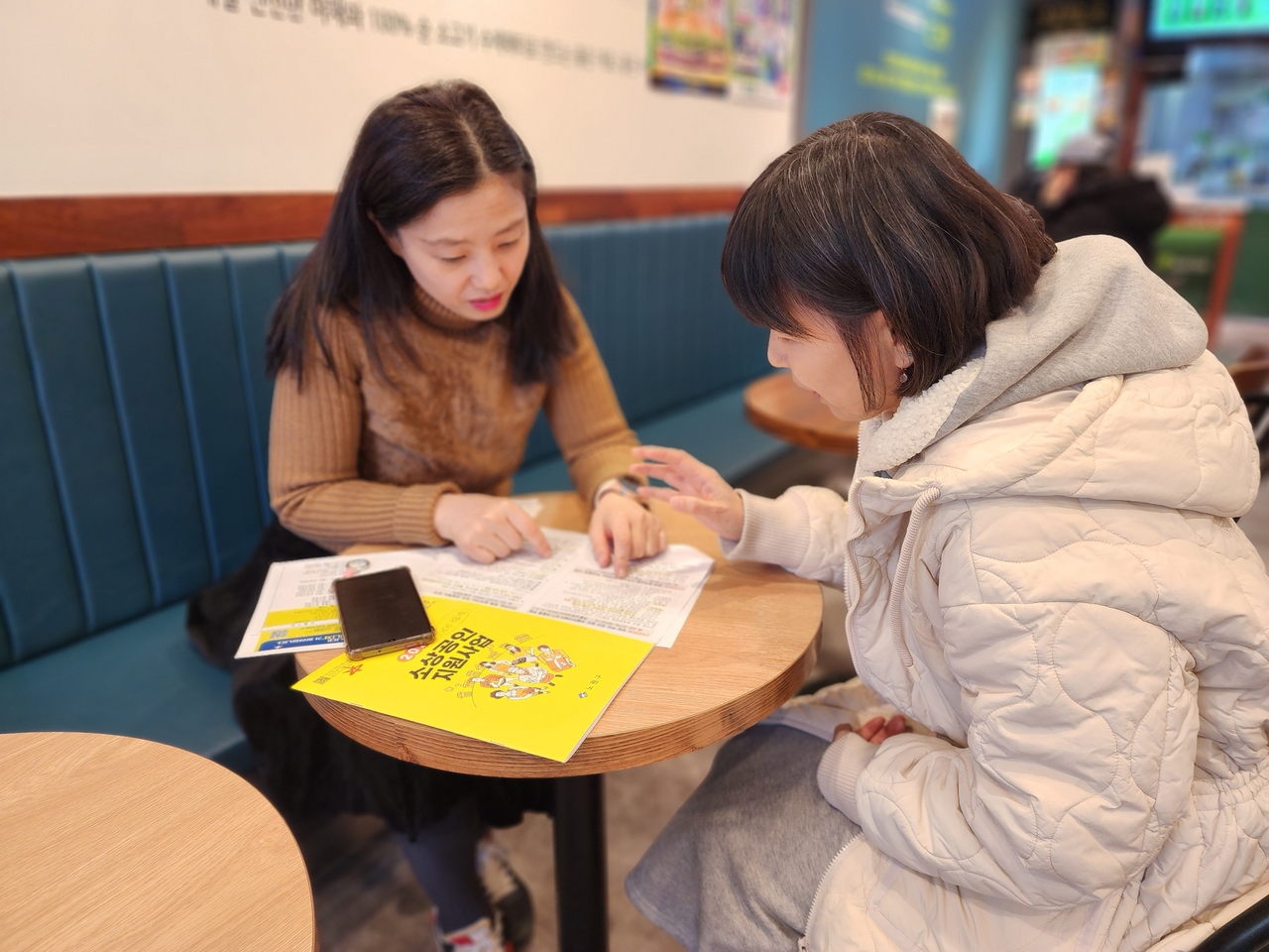 소상공인과 상담 중인 매니저 모습. [노원구 제공]