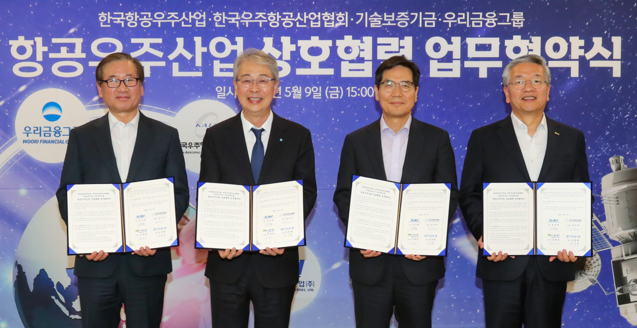 강구영(왼쪽부터) KAI 사장, 임종룡 우리금융지주 회장, 김민석 한국우주항공산업협회 부회장, 김종호 기술보증기금 이사장이 협약식에서 기념촬영하고 있다.  [우리금융그룹 제공]