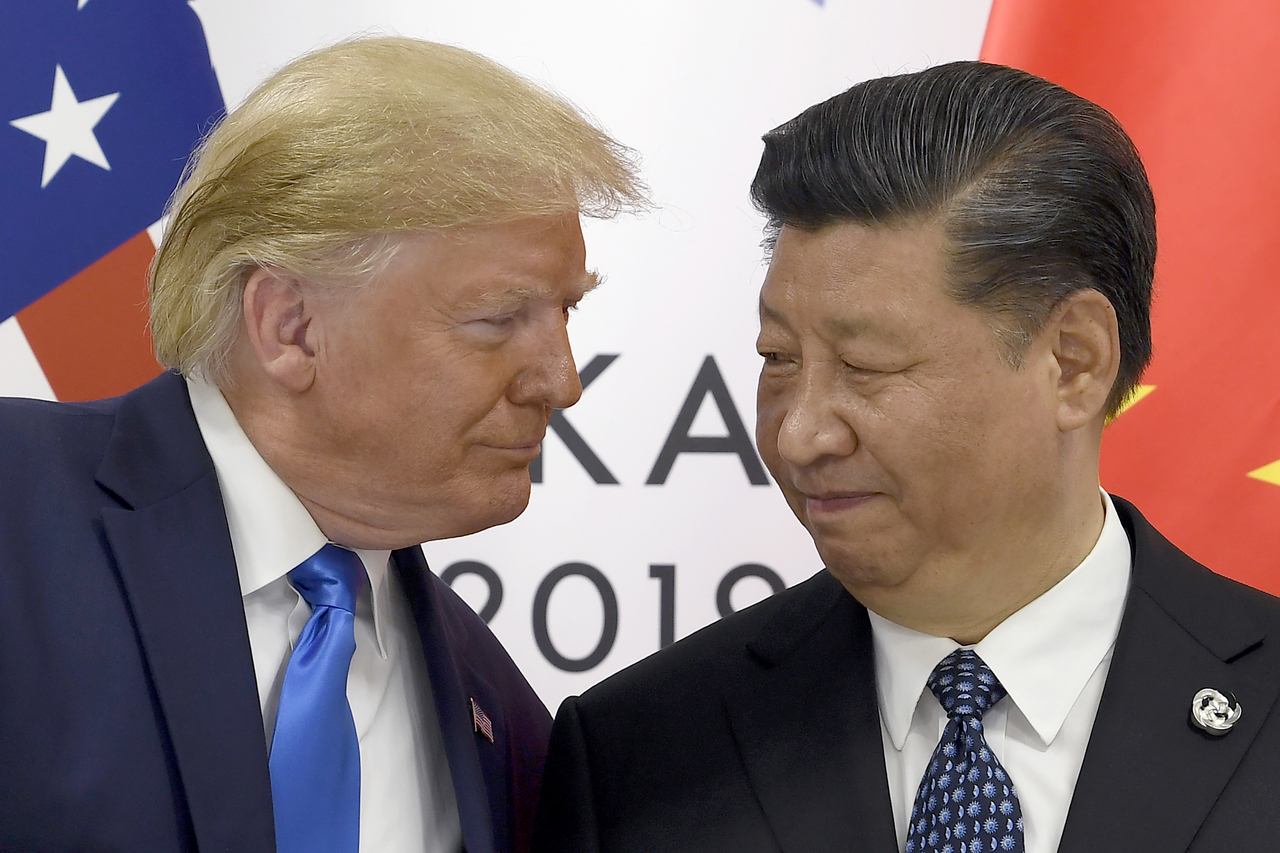 지난 2019년 6월 일본 오사카에서 열린 G20 정상회의에서 도널드 트럼프 대통령(왼쪽)과  시진핑 중국 국가주석이 서로를 바라보고 있다. [AP]