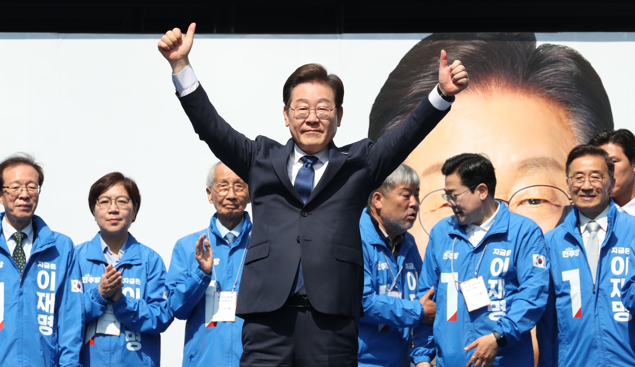 이재명 더불어민주당 대선 후보가 6·3 대통령선거 공식 선거운동 첫날인 12일 서울 광화문 청계광장에서 첫 유세를 시작하며 두 팔을 번쩍 들고 있다. 이상섭 기자