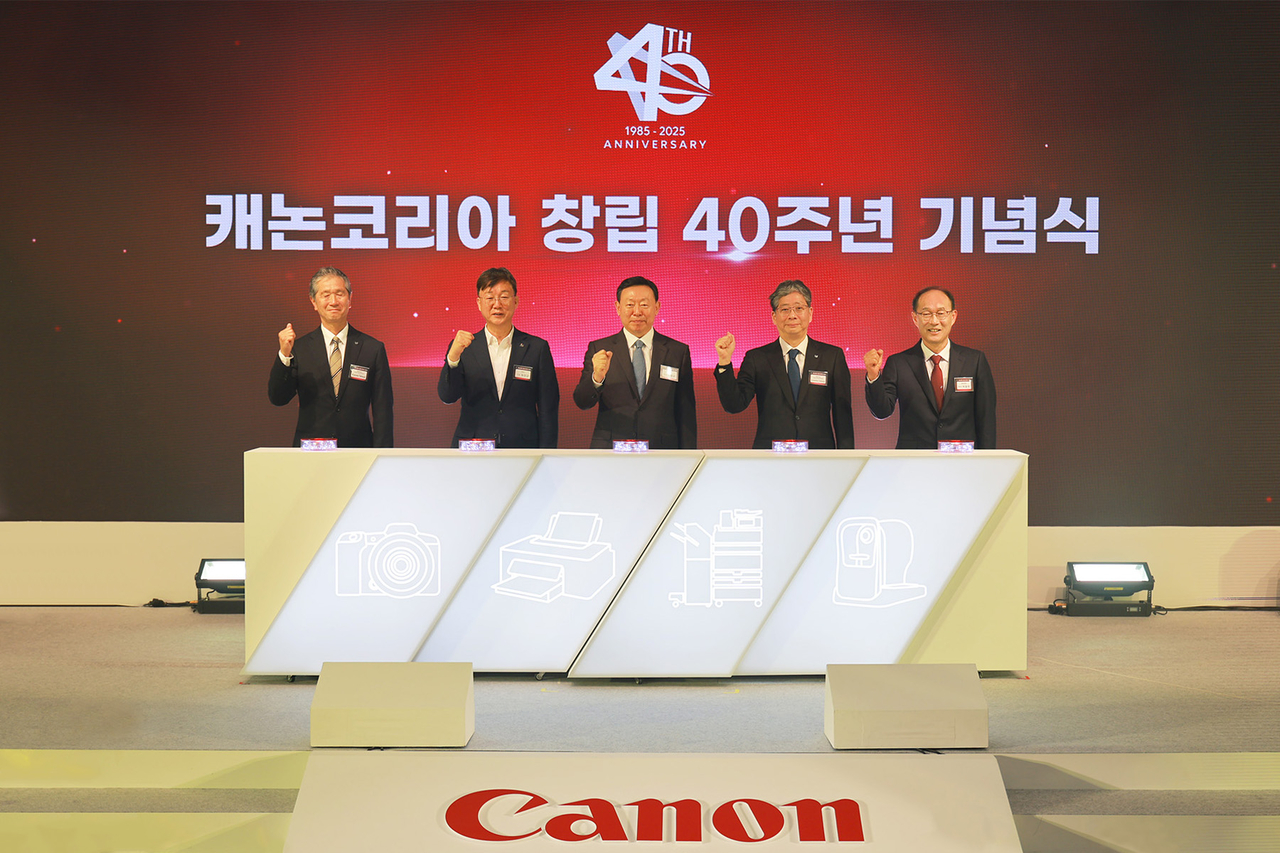 캐논코리아 창립 40주년 기념식에서 키요미 테츠지(왼쪽부터) 캐논 이미징 사업본부 부본부장, 이민근 안산시장, 신동빈 롯데그룹 회장, 코시미즈 요시유키 캐논 디지털프린팅 사업본부 소장, 박정우 캐논코리아 대표이사가 기념 촬영을 하고 있다. [캐논코리아 제공]