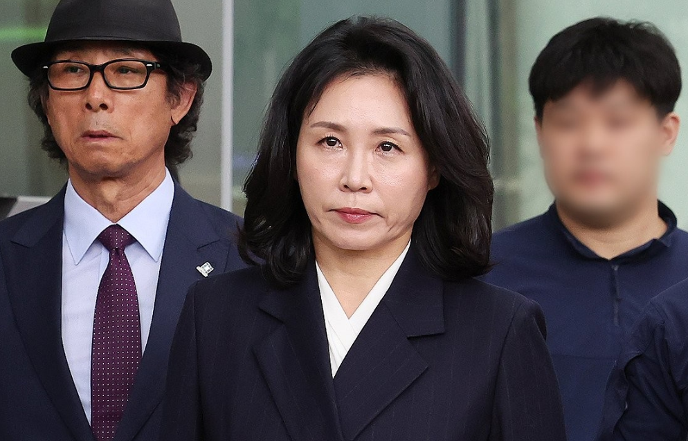 공직선거법 위반 혐의로 기소된 더불어민주당 이재명 대표의 배우자 김혜경 씨가 지난해 11월 수원지방법원에서 열린 1심 선고공판을 마치고 나오고 있다. [연합]