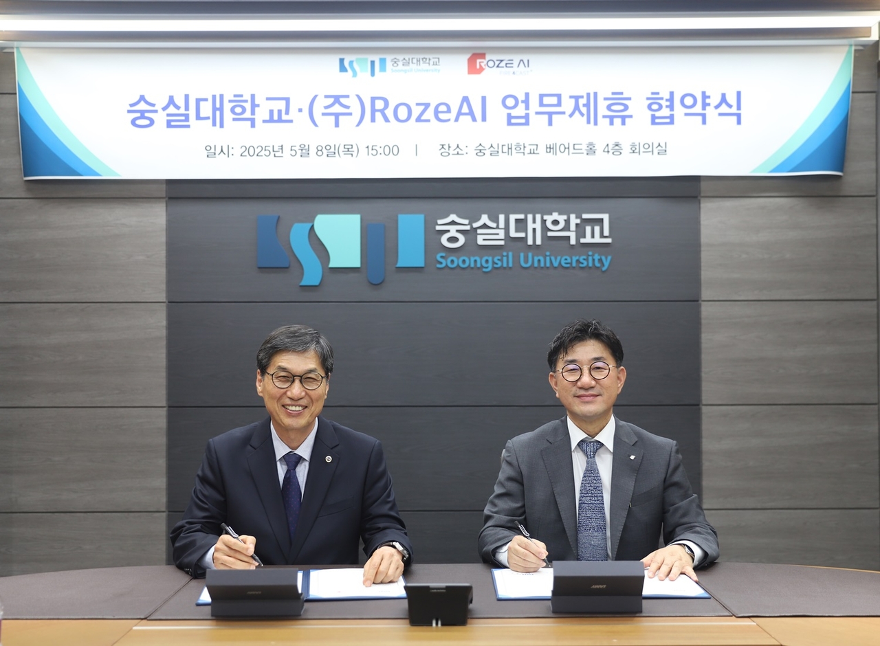 이윤재(왼쪽) 숭실대 총장과 조영진 ㈜RozeAI 대표가 업무협약을 체결하고 있다.