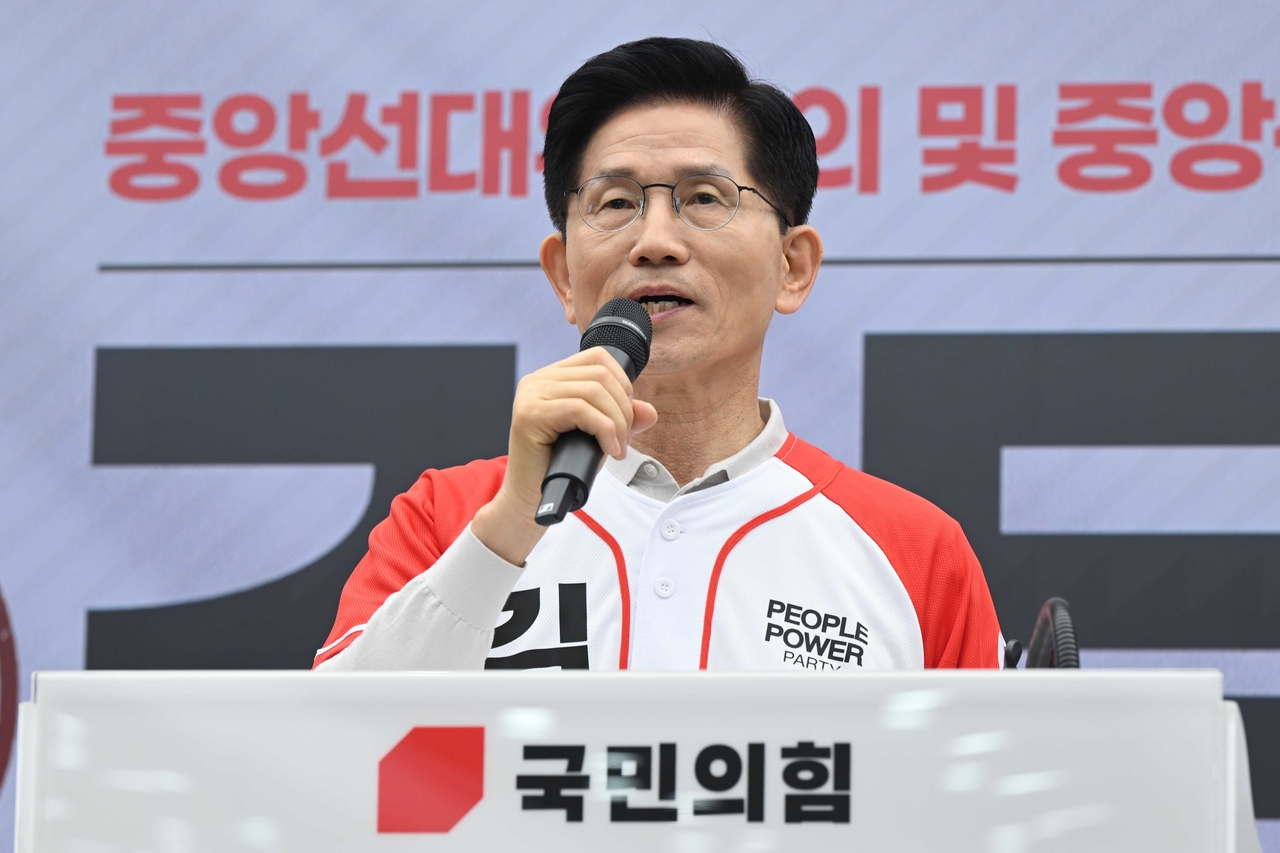 People Power Party presidential candidate Kim Moon-soo speaks during an event held to nominate members of the People Power Party's election management committee held at the party headquarters in western Seoul on Monday. (Im Se-jun / The Korea Herald)