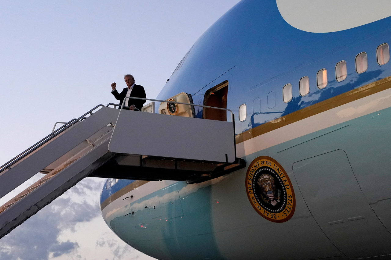 US President Donald Trump pumps a fist as he disembarks Air Force One at Palm Beach International Airport, West Palm Beach, Florida, April 11.  Reuters-Yonhap