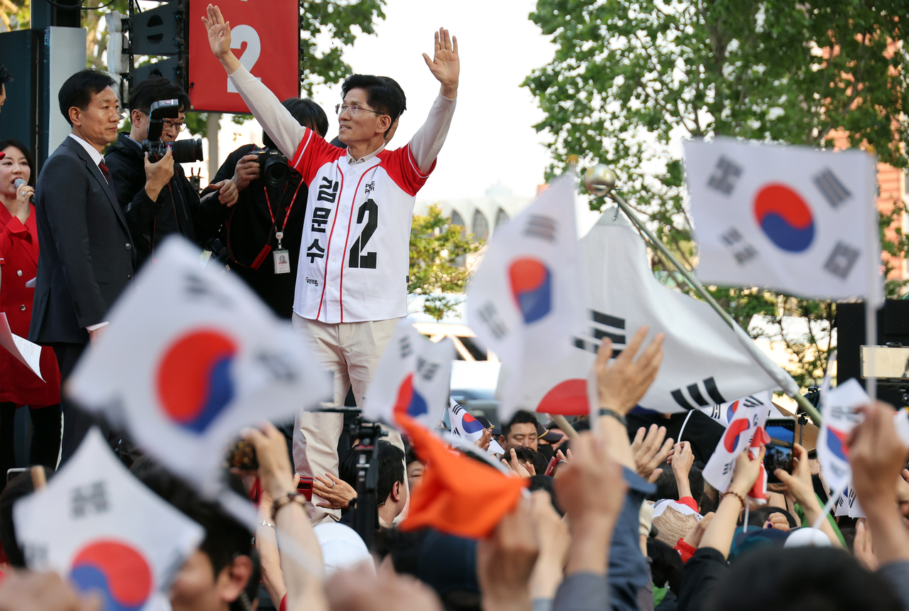 People Power Party candidate Kim Moon-soo addresses the public during a campaign rally at a market in Daegu, some 235 kilometers southeast of Seoul on Monday. (Yonhap)