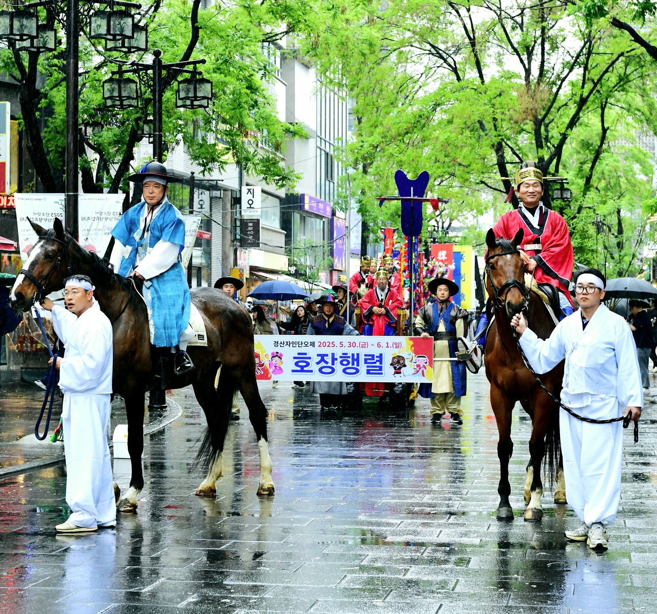 경산시는 지난 10일 서울 인사동에서 열린 ‘2025 단오맞이 K-국가무형유산 축제’에 참여해 경산자인단오제를 홍보했다.[경산시 제공]
