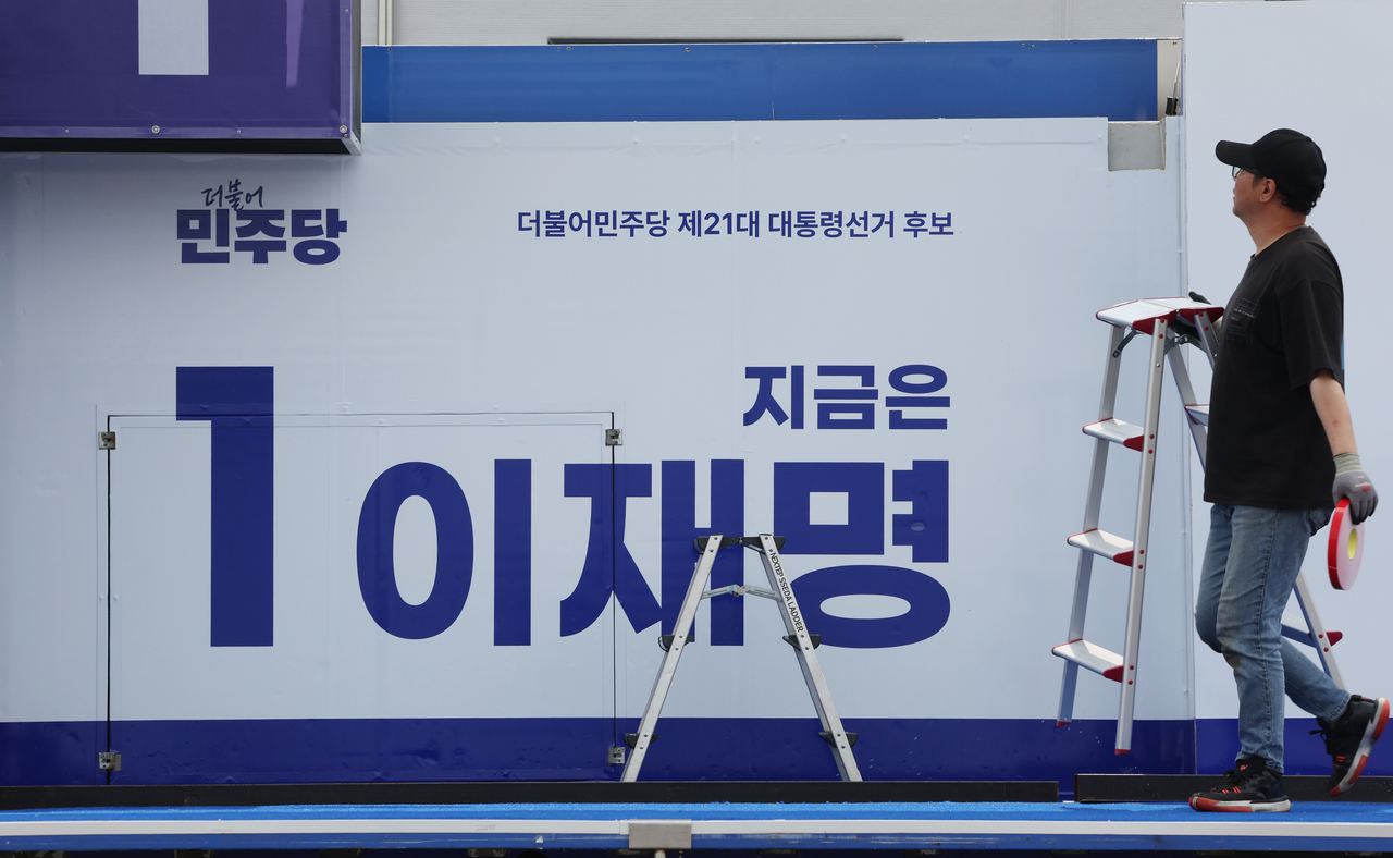 A vehicle promoting Democratic Party presidential candidate Lee Jae-myung's presidential campaign is being inspected before approval at a facility in Gyeonggi Province on Sunday. (Yonhap)