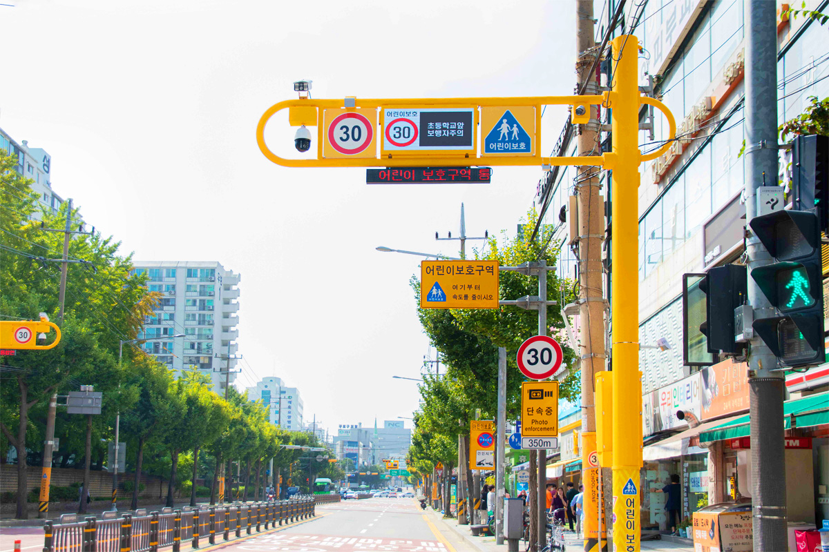 Child protection zone in Guro-gu, Seoul, with a fixed 30 kilometers per hour speed limit and surveillance. (Seoul Metropolitan Government)