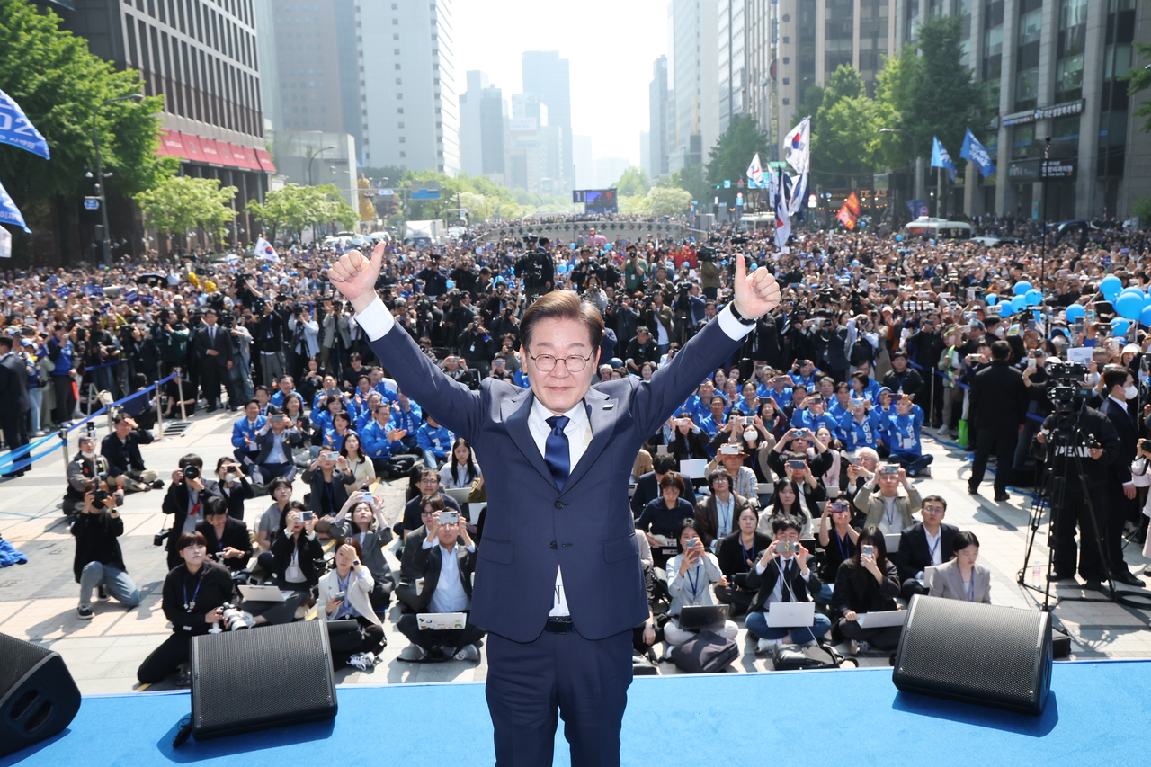 이재명 더불어민주당 대선 후보가 대선 선거운동 첫날인 12일 서울 광화문 청계광장에서 첫 유세를 시작하며 두 팔을 번쩍 들고 있다. 이상섭 기자