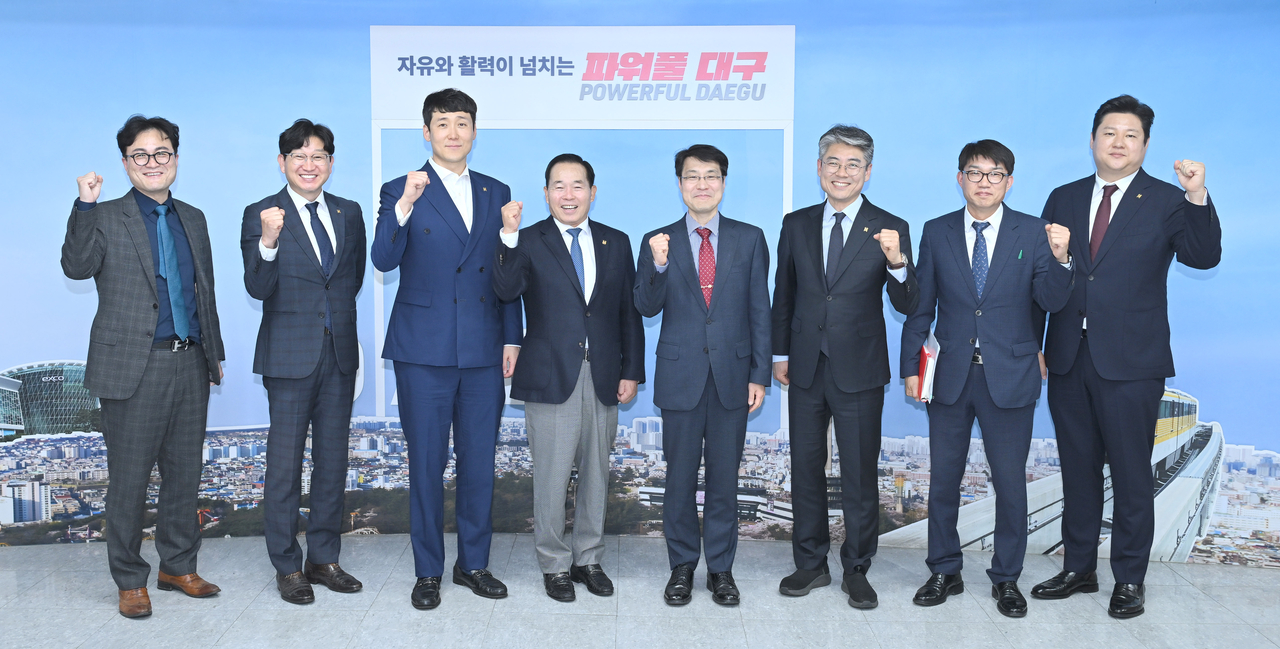 김정기 대구시장 권한대행이 지난 9일 대구시청 동인청사를 방문한 강연술 대한사격연맹회장 및 임원진과 면담을 갖고 2027세계사격선수권대회 유치를 위한 협력 방안 등을 논의했다.[대구시 제공]