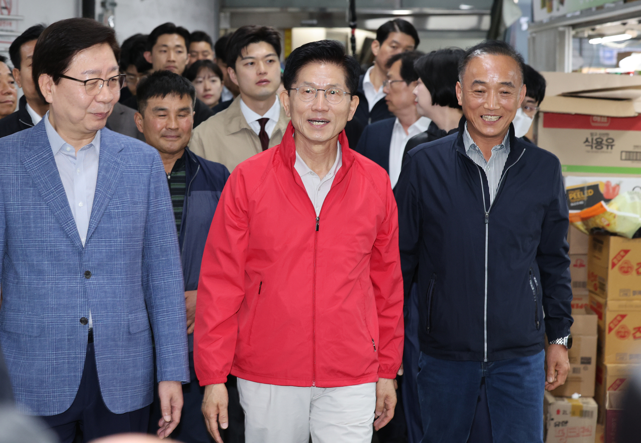 제21대 대통령 선거 공식 선거운동 첫날인 12일 김문수 국민의힘 대선 후보가 서울 송파구 가락시장을 방문하고 있다. [연합]